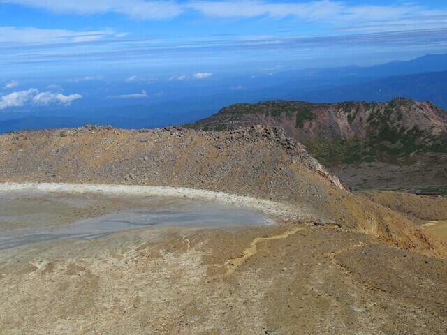 御嶽山の山頂から見る二ノ池の景色