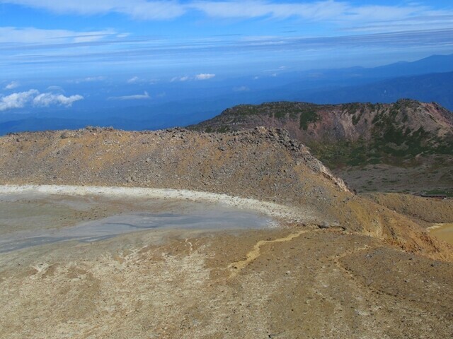 御嶽山の山頂から見る二ノ池の景色