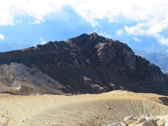 御嶽山の山頂は荒々しい風景