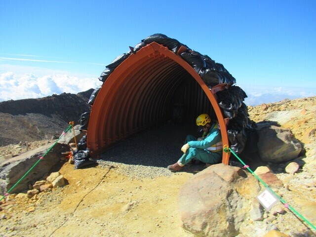 王滝頂上山荘へのルート上にも噴火対策用シェルターが設置されていた