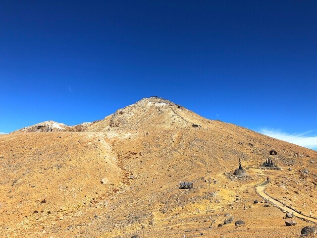 御嶽教御神火祭斎場から眺める御嶽山山頂