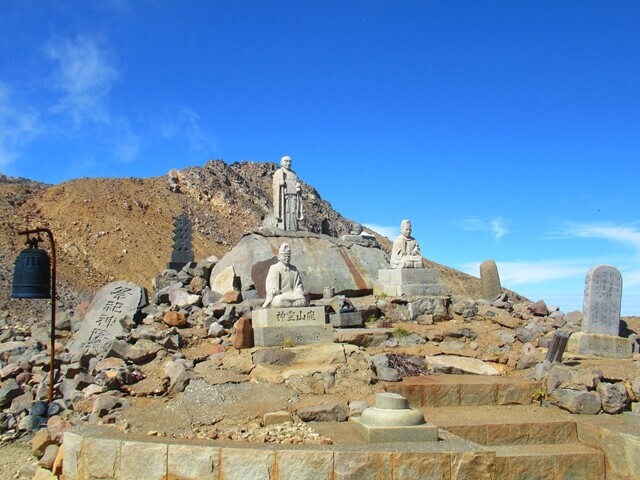 二ノ池と御嶽山山頂の登山ルートの分岐