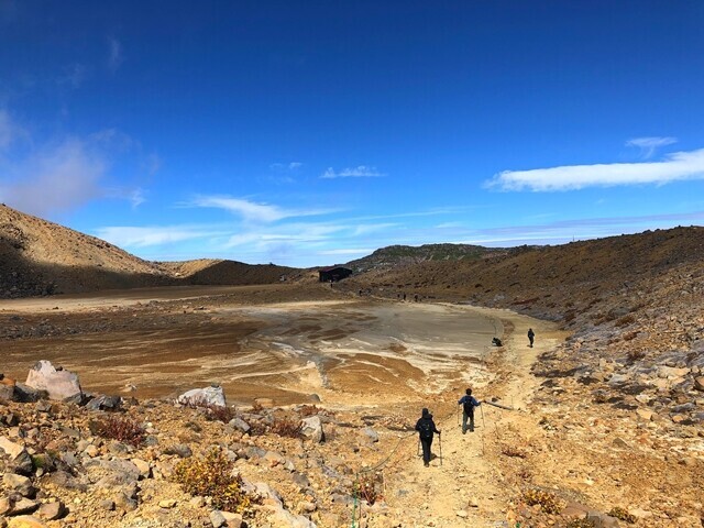 御嶽山の二ノ池全景