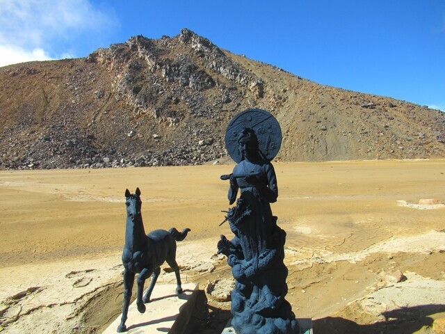 二の池越しの馬とお釈迦様と御嶽山