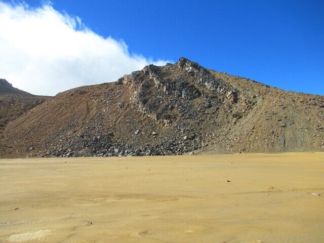 火山岩と火山灰が厚く積もっている御嶽山二ノ池