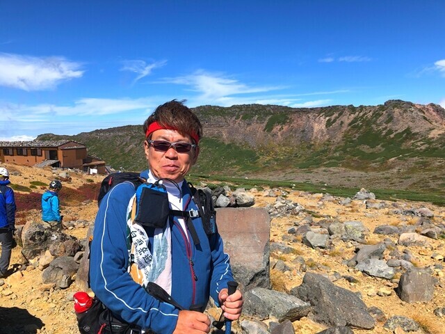 二の池ヒュッテヘルメットを着用した登山者