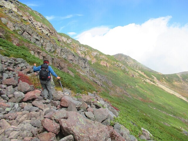 白竜避難小屋から三ノ池までの登山ルートは急斜面