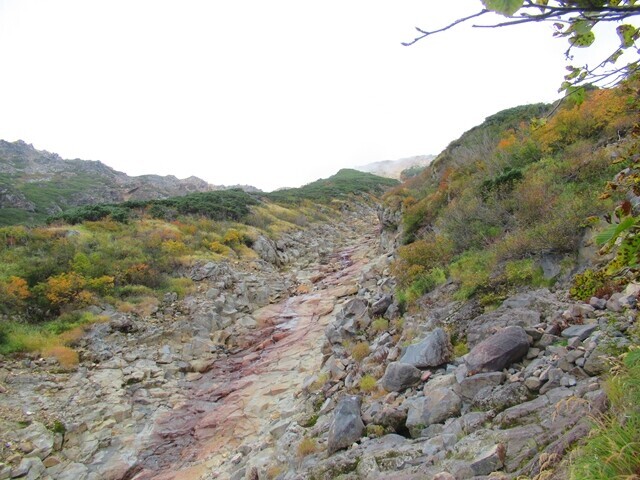 女人堂落石が多い登山道