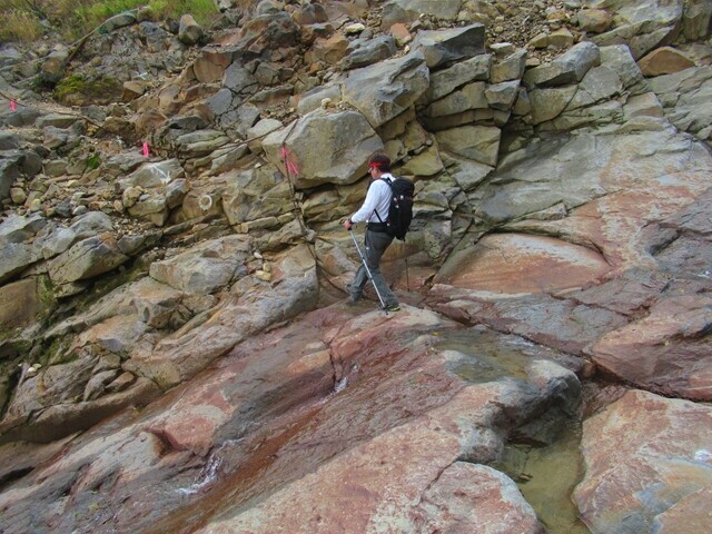御嶽山の登山ルートの徒渉