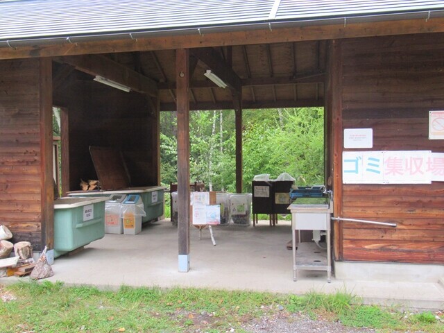 高ソメキャンプ場のゴミ捨て場の建物