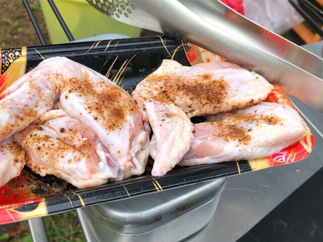 アウトドアスパイスを使ってキャンプ料理中の様子