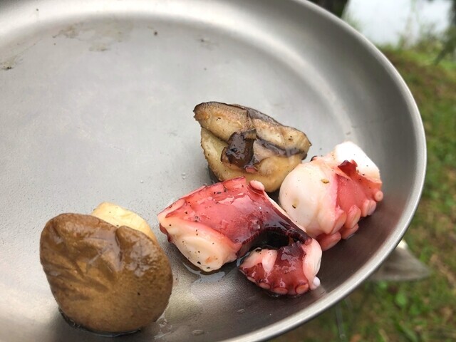 キャンプ飯であるアヒージョ