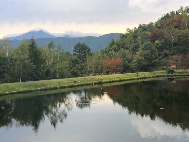 焚き火をしながら乗鞍岳を眺めている様子
