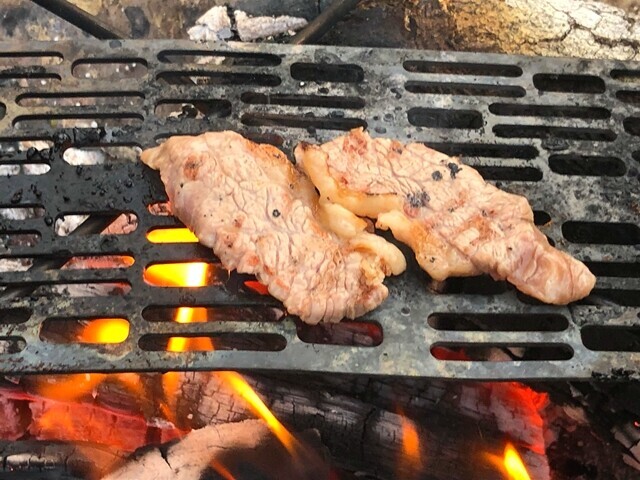 キャンプで炊き肉を食べている様子