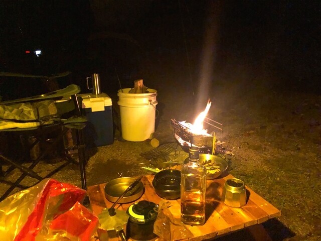 高メソキャンプ場でウイスキーを飲んでいる様子