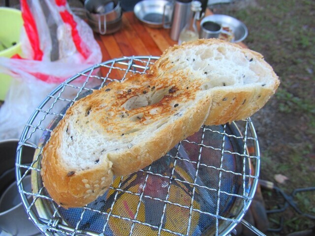 高メソキャンプ場でパンを焼いて朝食を食べている様子