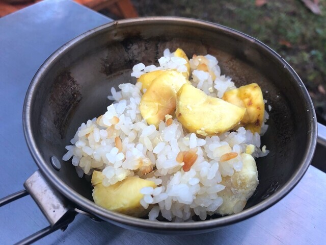 自家製の栗ご飯を朝ごはんで食べている様子