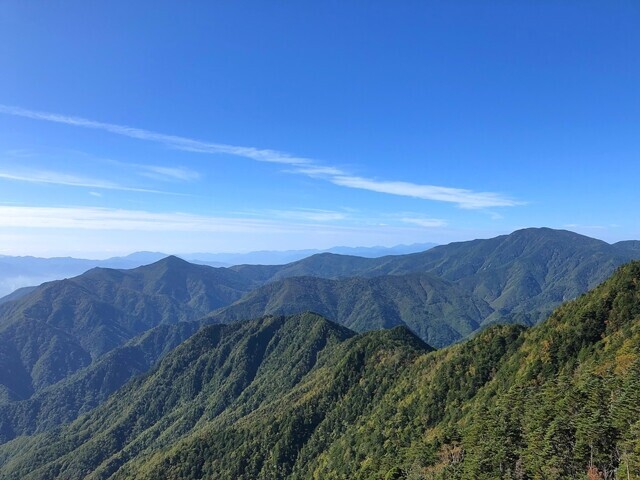戸渡尾根からの国師ヶ岳の景色