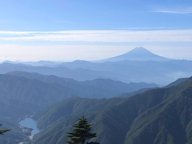 甲武信ヶ岳登山ルートからの富士山と広瀬湖の景色