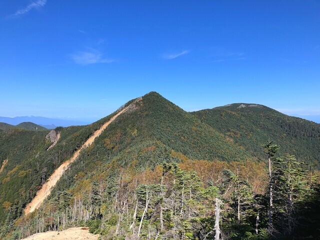 木賊山から甲武信小屋、甲武信ヶ岳、三宝山、三宝岩方面の景色