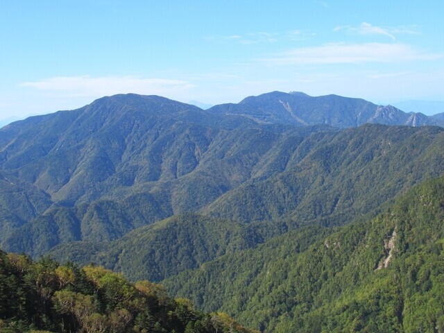 左のピークが国師ヶ岳で中央奥が金峰山