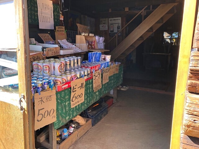 甲武信小屋の売店の様子と値段