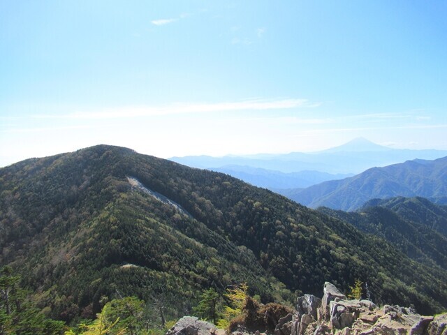 甲武信ヶ岳登山ルート上から木賊山遠望