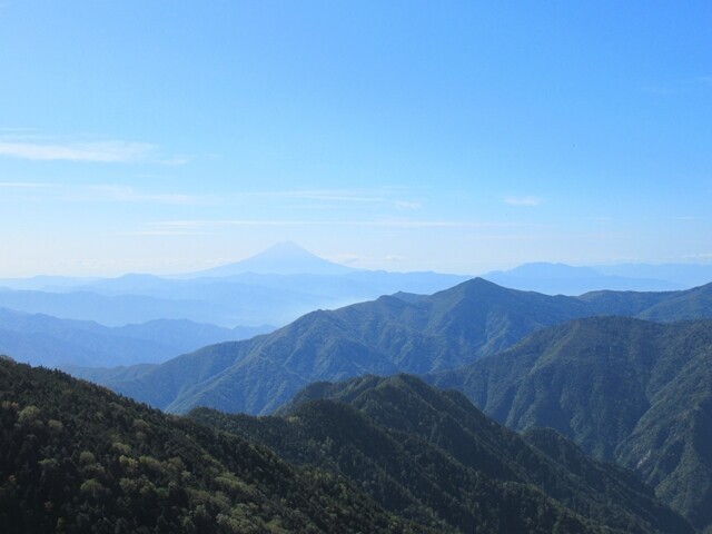 甲武信ヶ岳登山ルート上から富士山景色