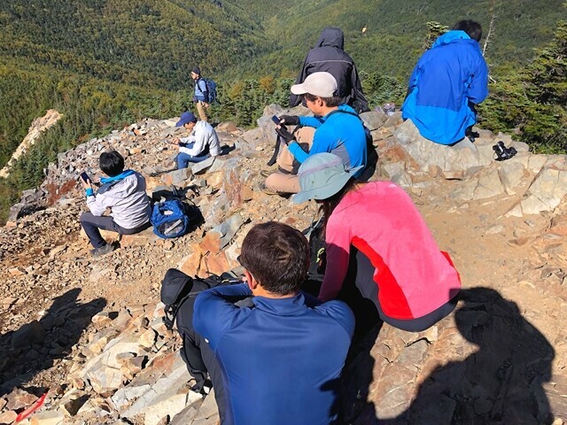 甲武信ヶ岳の山頂は登山者で大混雑の様子