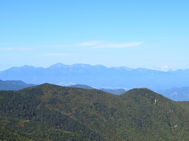 甲武信ヶ岳から三宝山を目指して登山をスタートの様子
