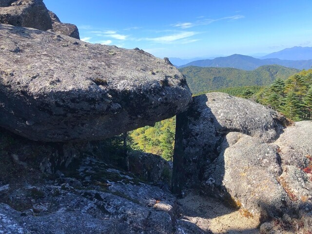 三宝岩の三角窓