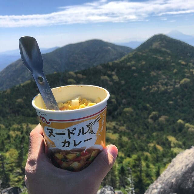 三宝岩から富士山と甲武信ヶ岳景色
