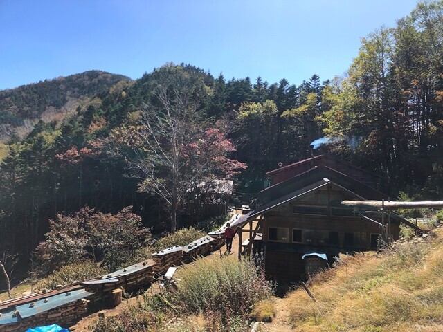甲武信小屋に戻ってきた様子