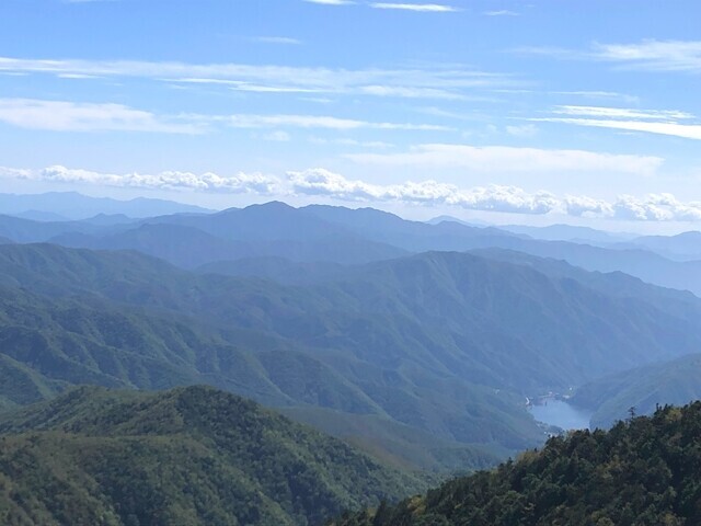 広瀬湖の奥に見えるのが大菩薩嶺遠望