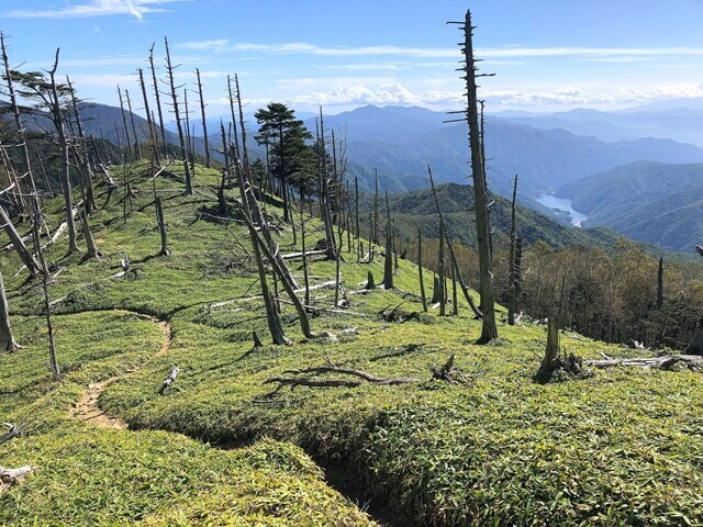 す破風山避難小屋を目指して登山スタートの様子