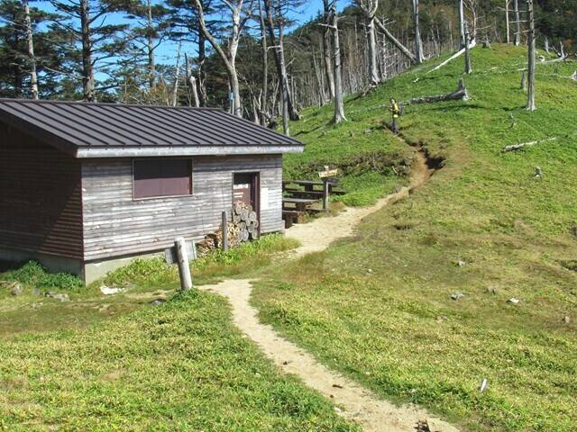 破風山避難小屋に到着の様子