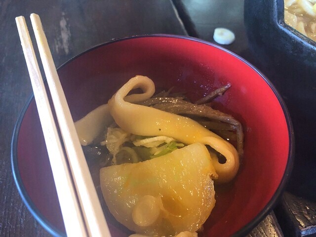 小作のほうとうを食べてレビューしている様子