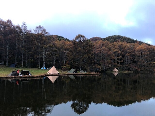 千代田湖の湖畔の対岸から撮影した千代田湖キャンプ場の様子