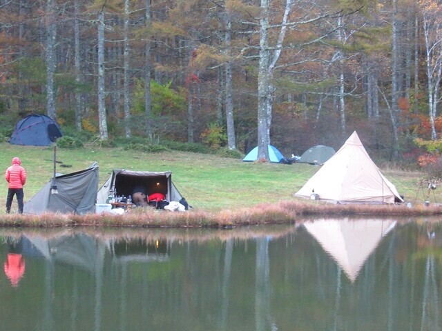 湖畔の対岸からキャンプの様子が丸見え