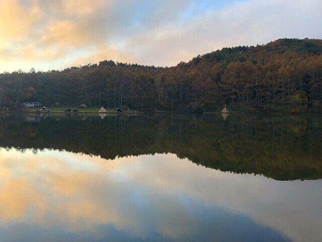 千代田湖キャンプ場の夕日と紅葉