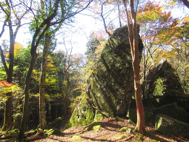 三石山の巨石