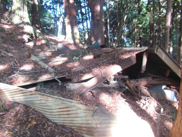 平須登山コースにあった潰れた建物