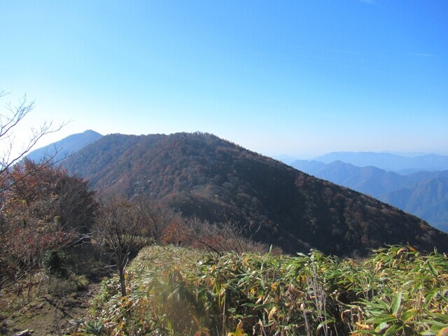 登山道を振り返っての仏谷山・地蔵峠方面の景色