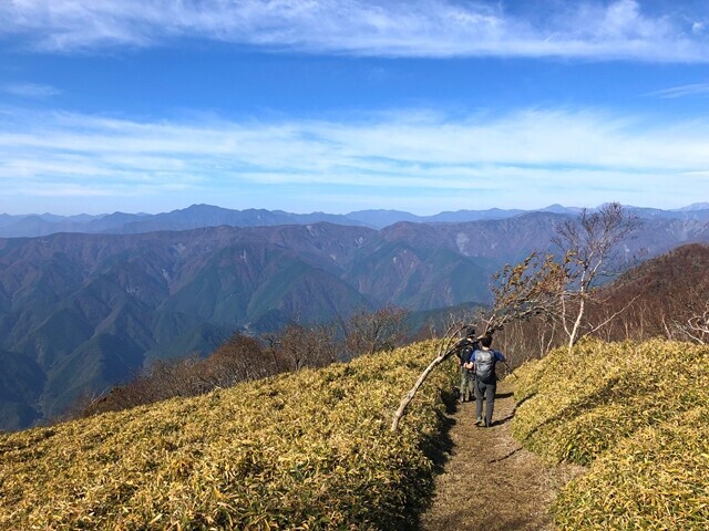 十枚山へ登山している登山仲間の表情