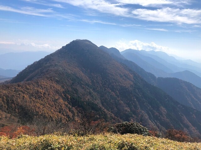 十枚山の山頂から歩いてきた稜線と下十枚山の景色