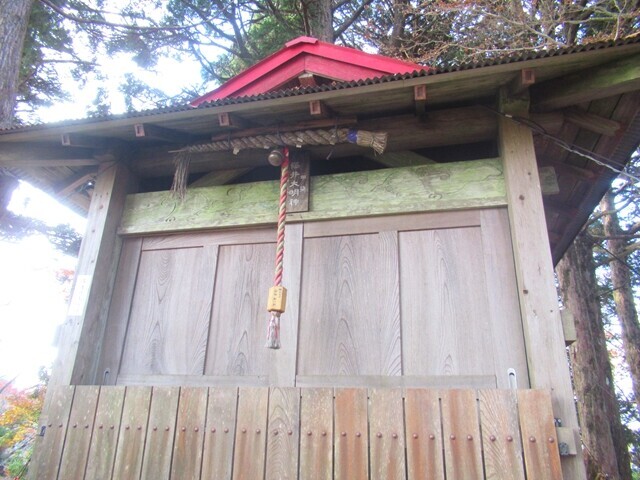 篠井山の山頂近くにあります御神社の外観