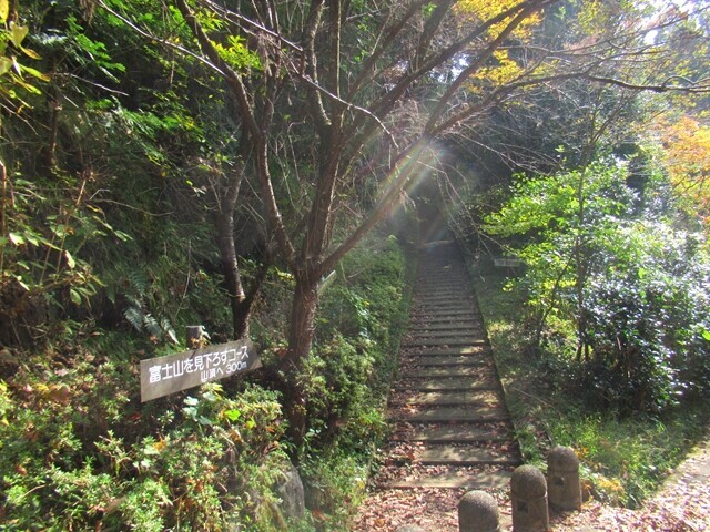 白鳥山の登山口
