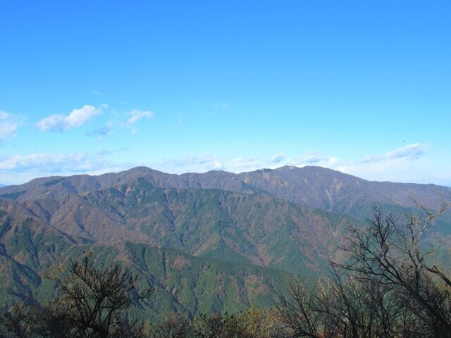 大山から眺める塔ノ岳、丹沢山の景色