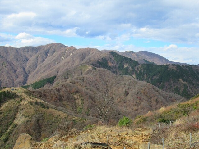 塔ノ岳山頂までの稜線の景色