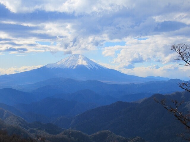 塔ノ岳から丹沢山縦走中の景色